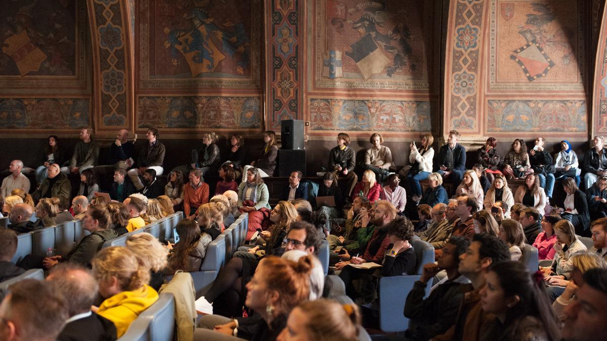 El público durante la charla de Julie Pace sobre inteligencia artificial en el Palazzo dei Priori, en el festival de periodismo de Perugia.