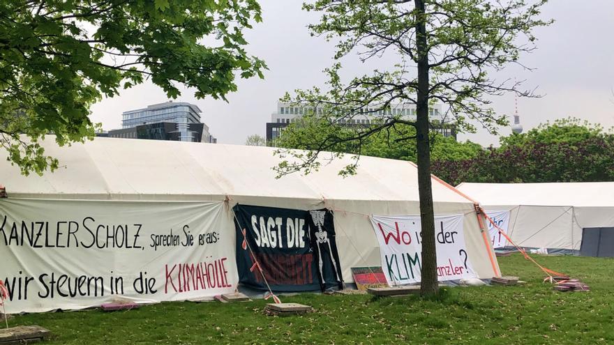 Campamento de activistas contra la política energética alemana frente a la cancillería de Alemania.