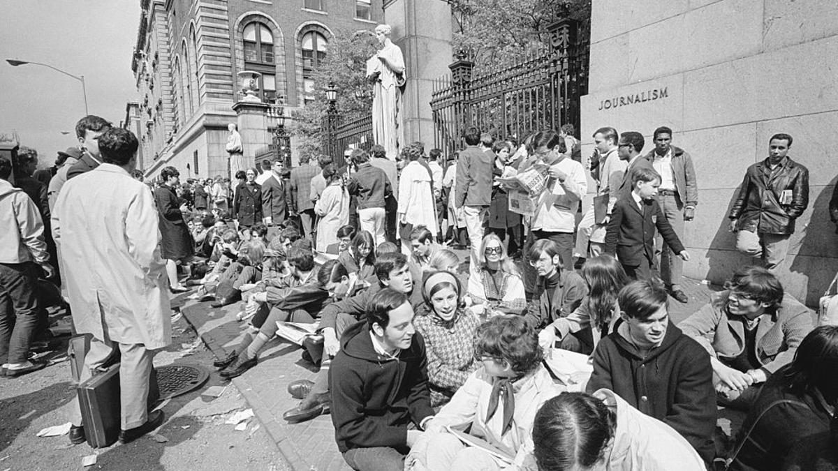 Estudiantes durante una sentada delante de la puerta principal de la Universidad de Columbia para protestar por la intervención policial el 30 de abril de 1968.