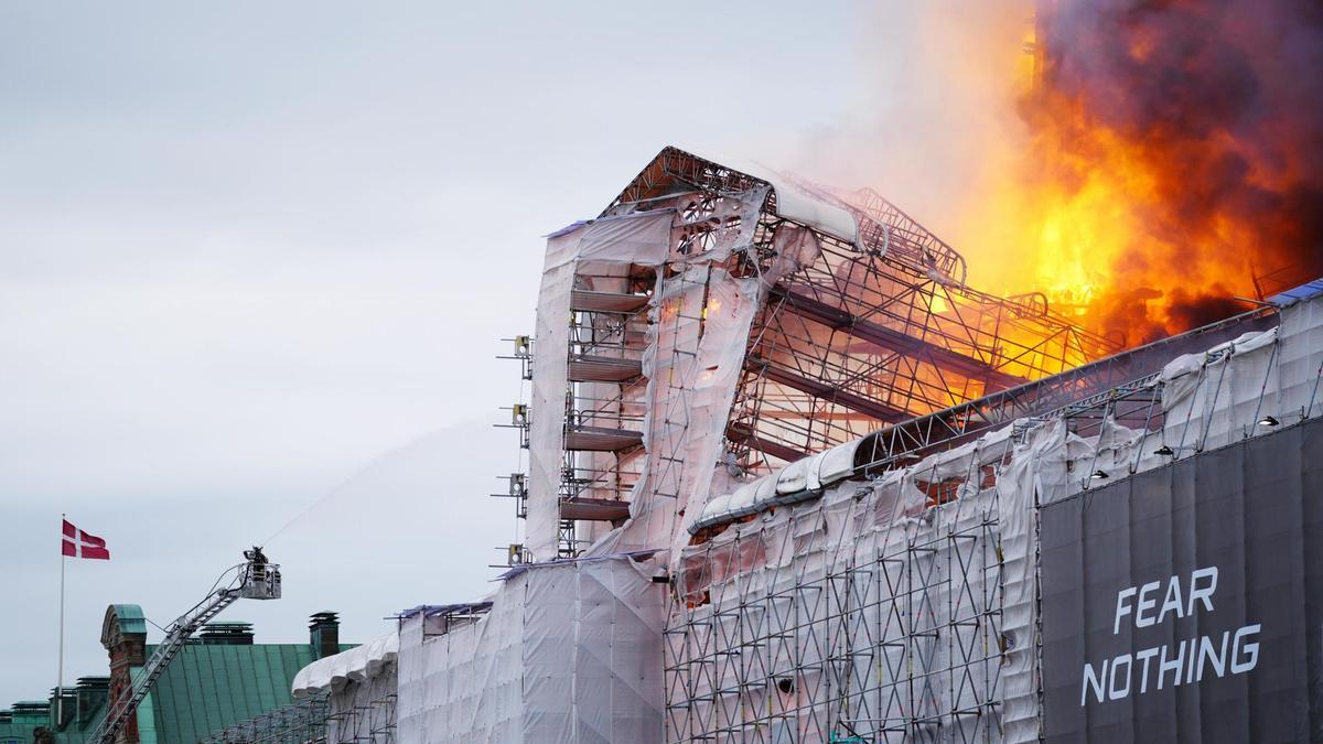 El histórico edificio de la antigua bolsa de Copenhague, envuelto en llamas por un incendio