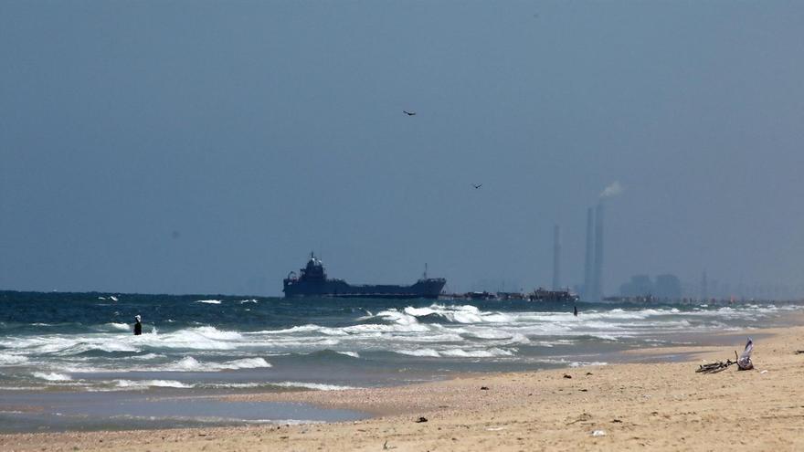 Un barco con ayuda humanitaria en el muelle temporal que EEUU ha instalado en Gaza el 16 de mayo.