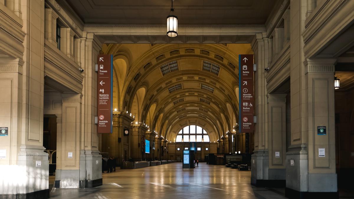 El interior de la estación ferroviaria de Constitución este jueves en Buenos Aires.