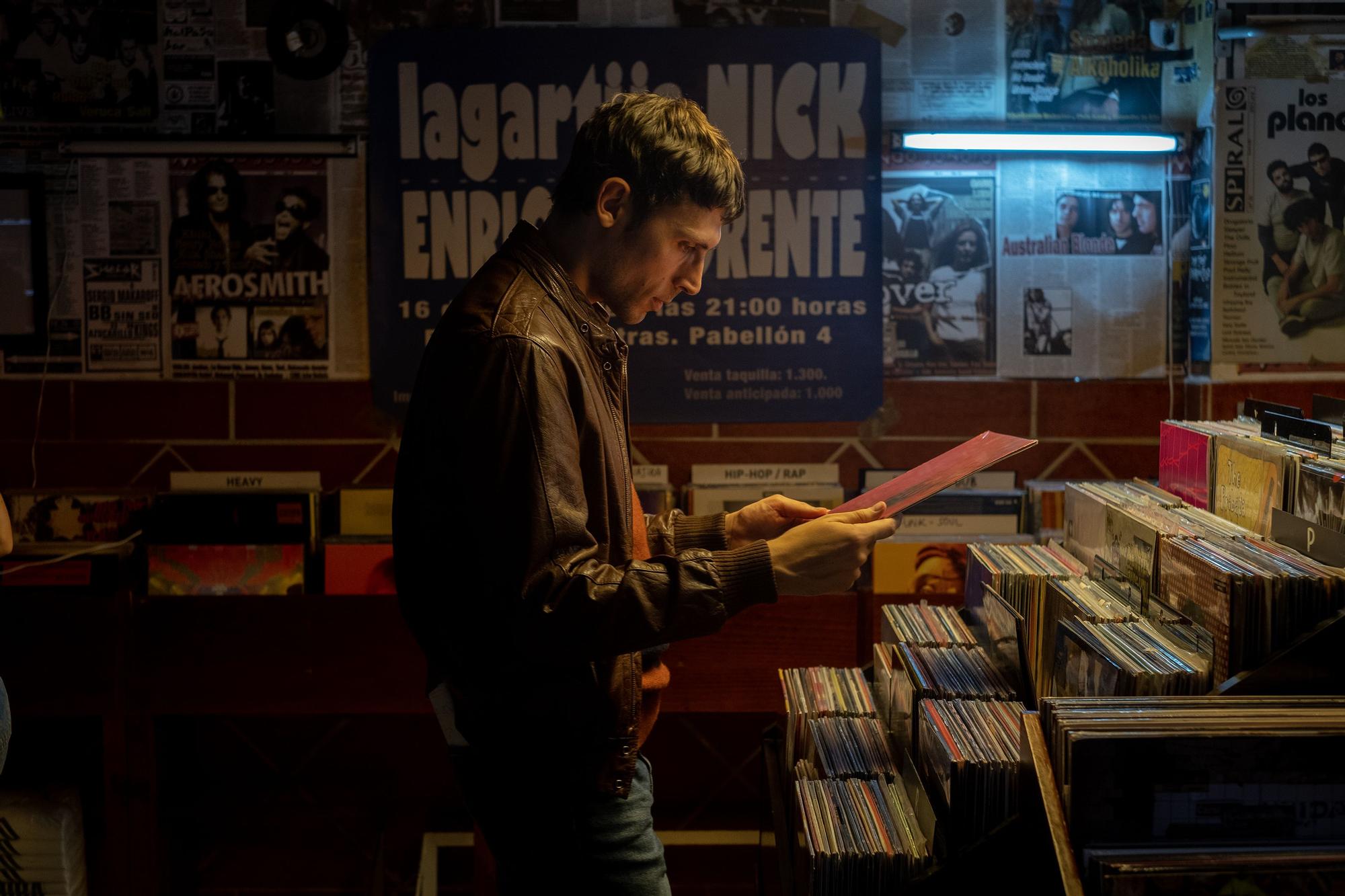 Una escena en una tienda de discos en 'Segundo premio'