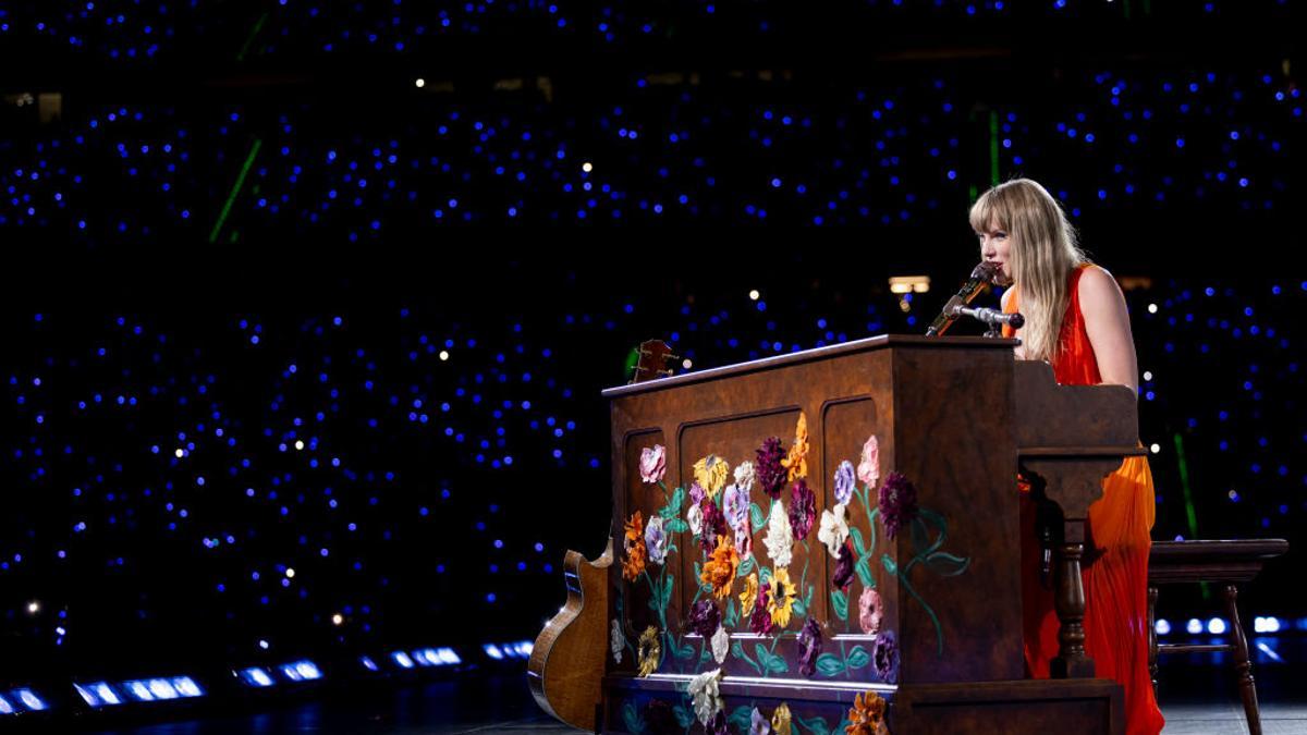 Taylor Swift al piano en uno de los temas 