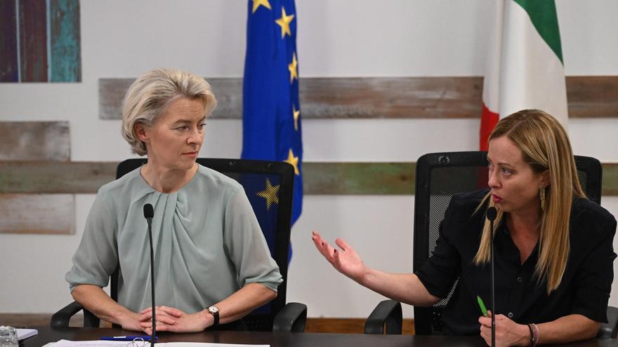 Giorgia Meloni junto a Ursula von der Leyen durante una visita a la isla italiana de Lampedusa.