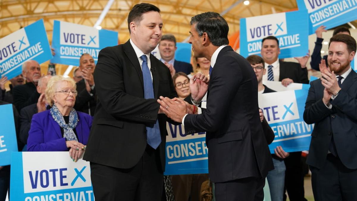 El primer ministro, Rishi Sunak, felicita al alcalde de Tees Valley, Ben Houchen, este viernes.