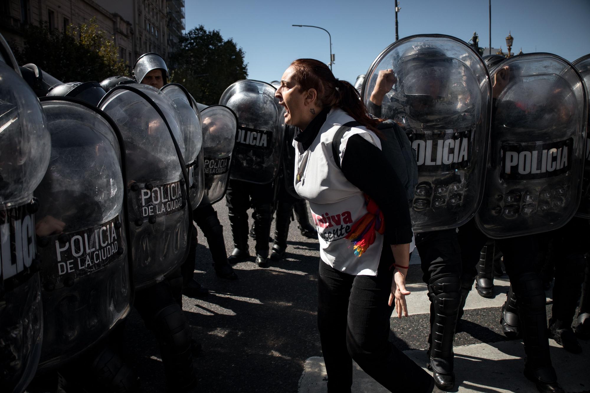 Protesta de los sindicatos de maestros en Buenos Aires contra la política de Milei el 4 de abril.