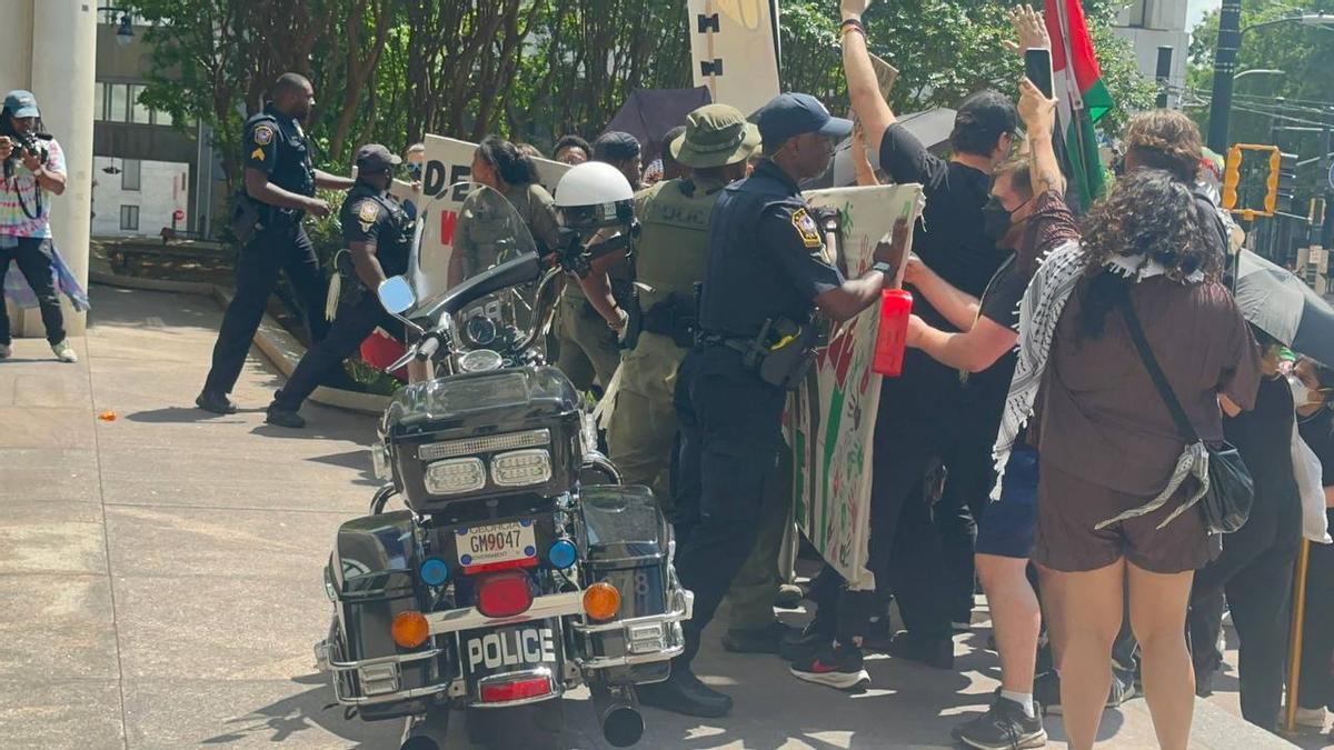 La policía intenta desalojar estudiantes que protestan en la Universidad estatal de Georgia, este sábado