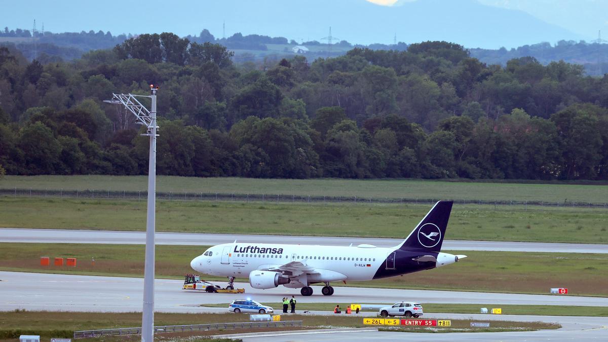Activistas por la defensa del clima bloquean una pista del aeropuerto de Múnich