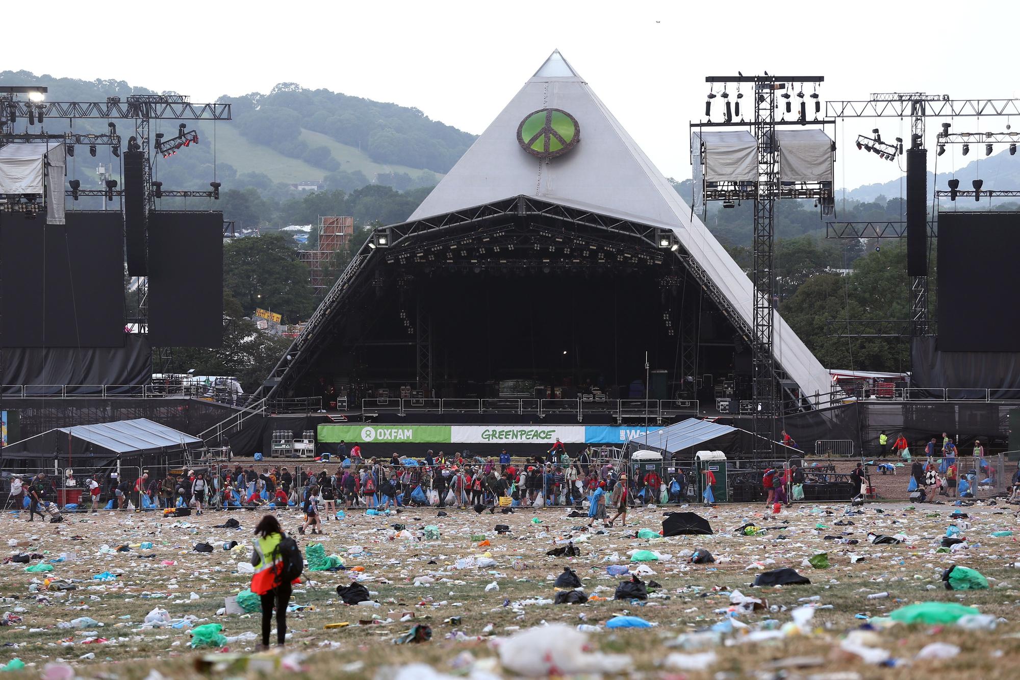 Brigadas de recogida de basura del suelo tras la celebración del festival Glastonbury en 2023