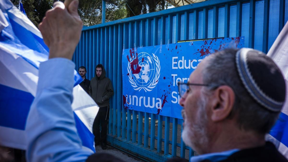 Ciudadanos israelíes prenden fuego a la sede de la UNRWA en Jerusalén al grito de 