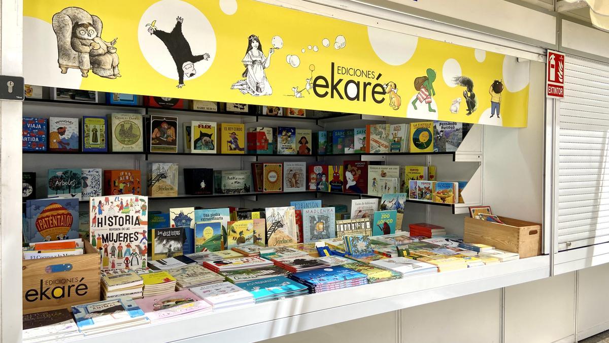 La caseta de Ediciones Ekaré para la Feria del Libro 2024, montada