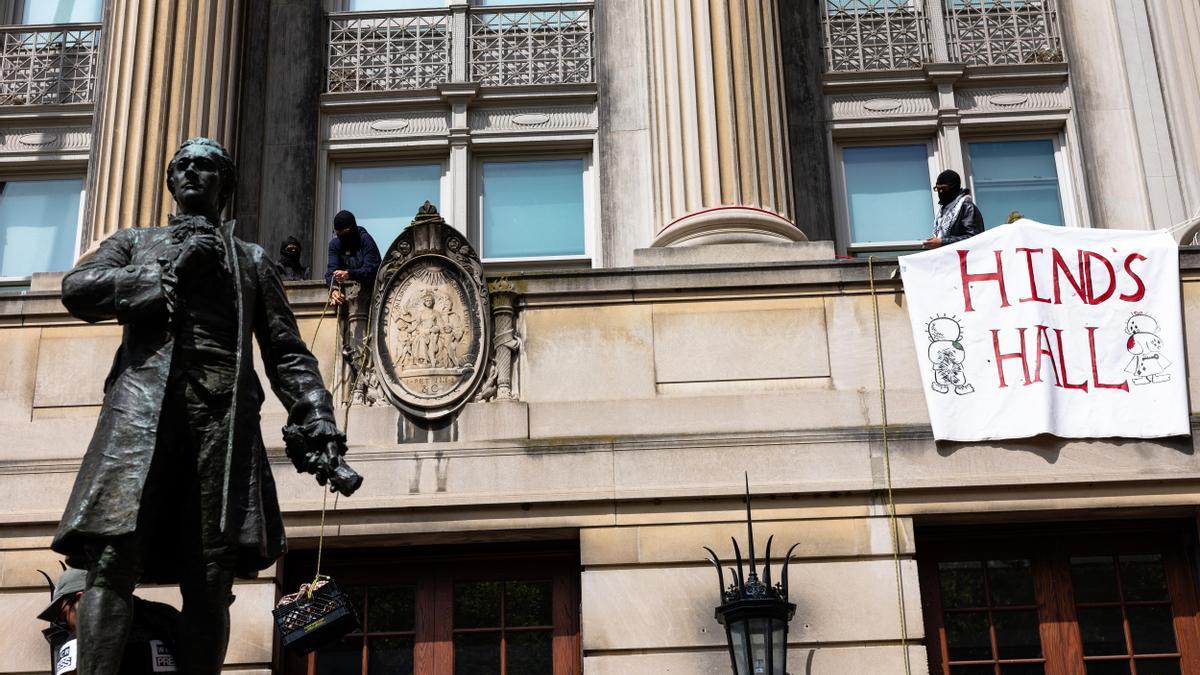 Manifestantes propalestinos ocupan el edificio Hamilton Hall de la Universidad de Columbia el 30 de abril de 2024 y cuelgan una pancarta para 'rebautizarlo' como 'Hind's Hall', en memoria de una niña palestina abatida por Israel