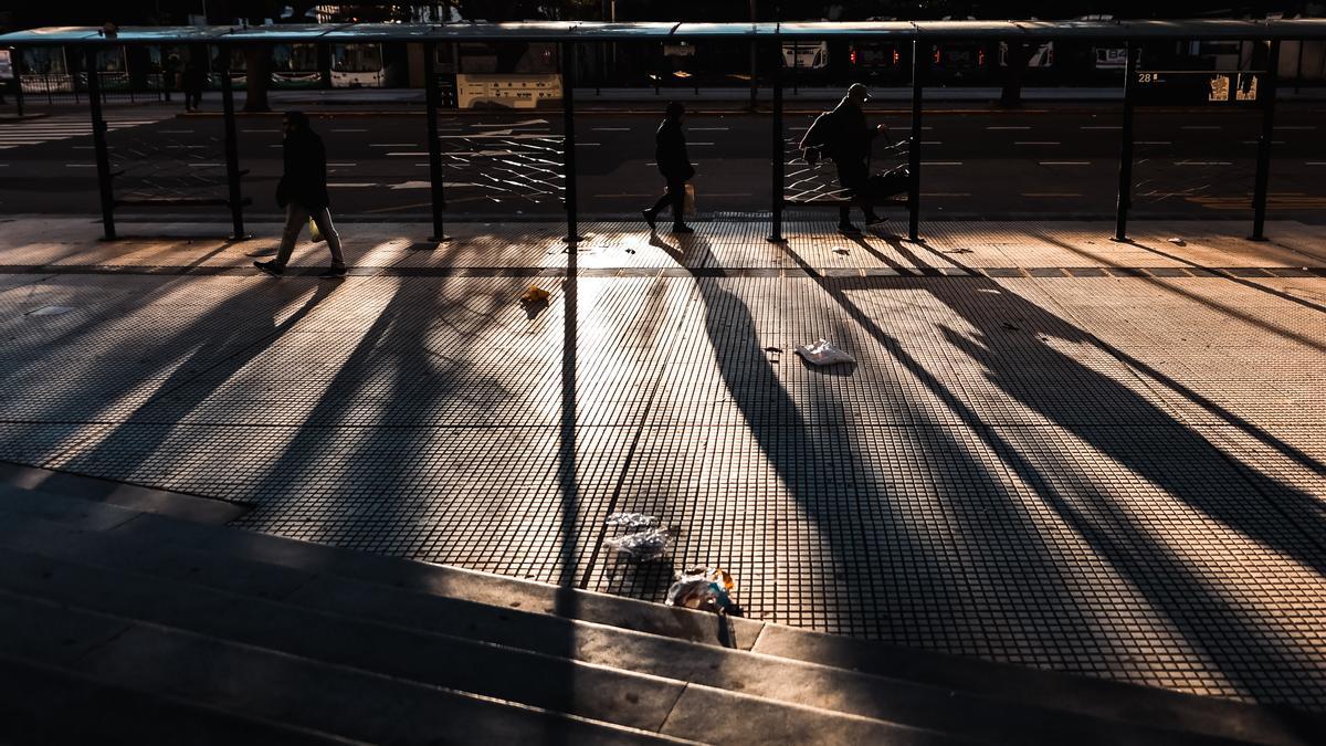 Personas caminan en la estación ferroviaria de Constitución este jueves en Buenos Aires (Argentina).EFE/Juan Ignacio Roncoroni