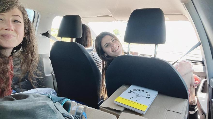 Irene Yunes y Elisabeth Pérez, de Bonito Ediciones, llevando sus libros a Madrid