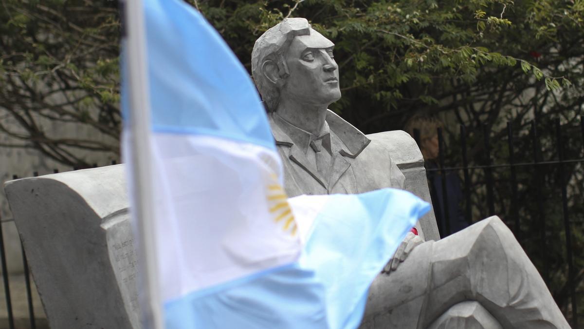 Una estatua del escritor argentino Julio Cortázar. EFE/David Fernández/Archivo