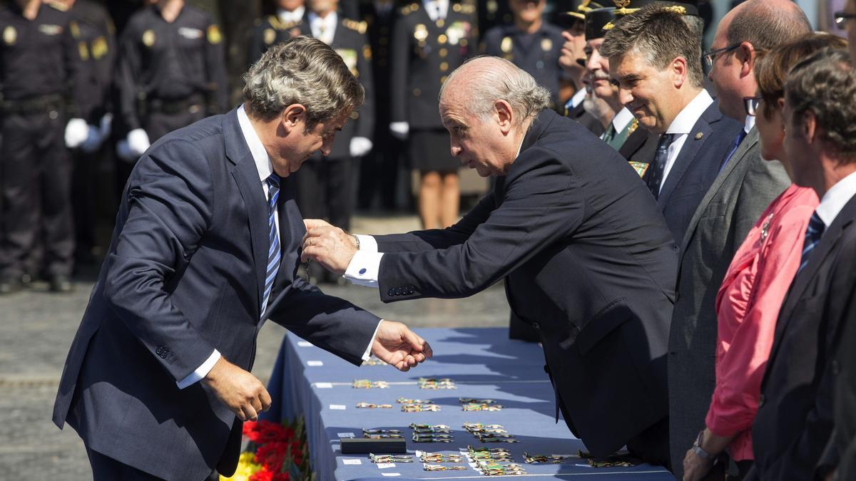 El ministro del Interior, Jorge Fernández Díaz, condecora al fiscal jefe de la Audiencia Nacional, Javier Zaragoza