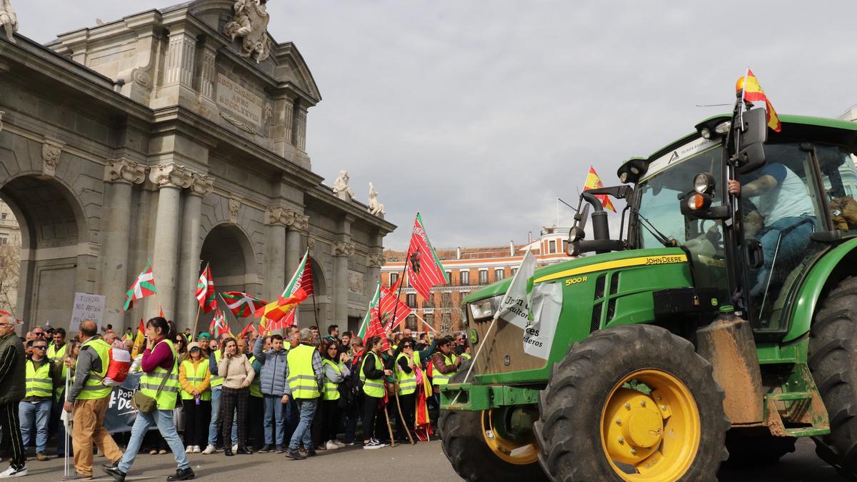 Asaja y COAG mantienen las protestas de los agricultores y ganaderos y piden adaptar la reforma laboral al campo