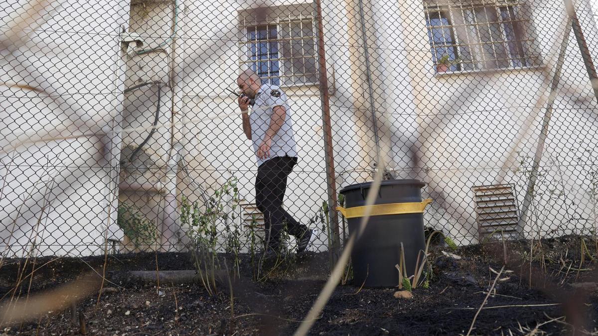 Un guardia de seguridad inspecciona un área fuera de las oficinas de la Agencia de Obras Públicas y Socorro de las Naciones Unidas para los Refugiados de Palestina en el Cercano Oriente (OOPS) en Jerusalén, 10 de mayo de 2024.