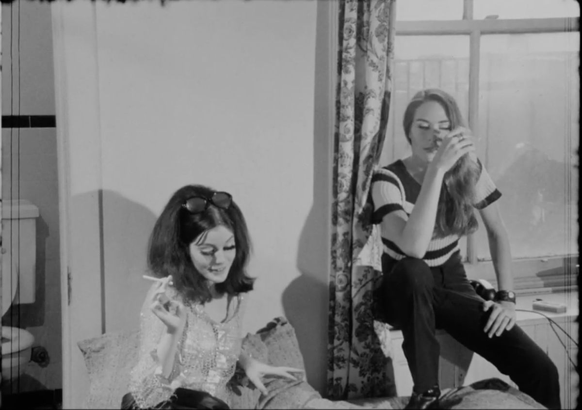 Mary Woronov (a la derecha) en una captura de 'Chelsea Girls'
