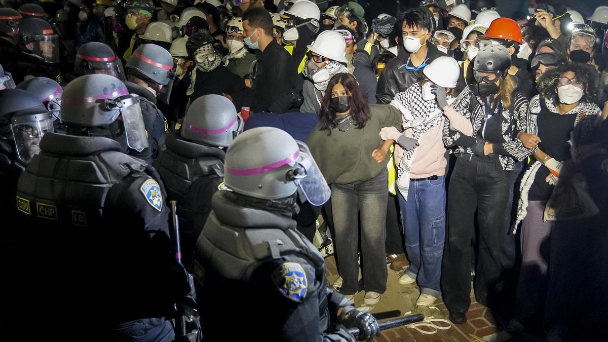 Manifestantes propalestinos frente a los antidisturbios que entraron en el campus de la UCLA el 2 de mayo.