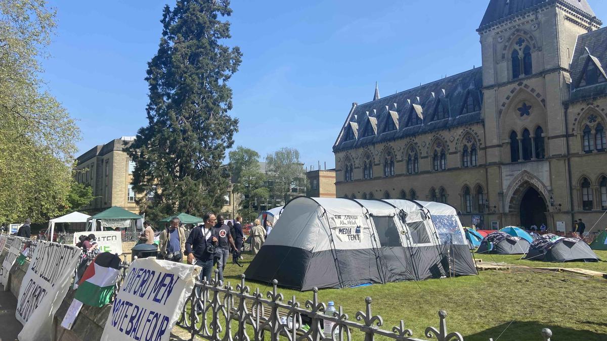 Un grupo de tiendas de campaña delante del Museo de Ciencias Naturales de la Universidad de Oxford.