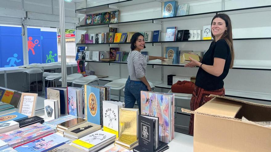 El equipo de Bonito Ediciones, ultimando su caseta en la Feria del Libro