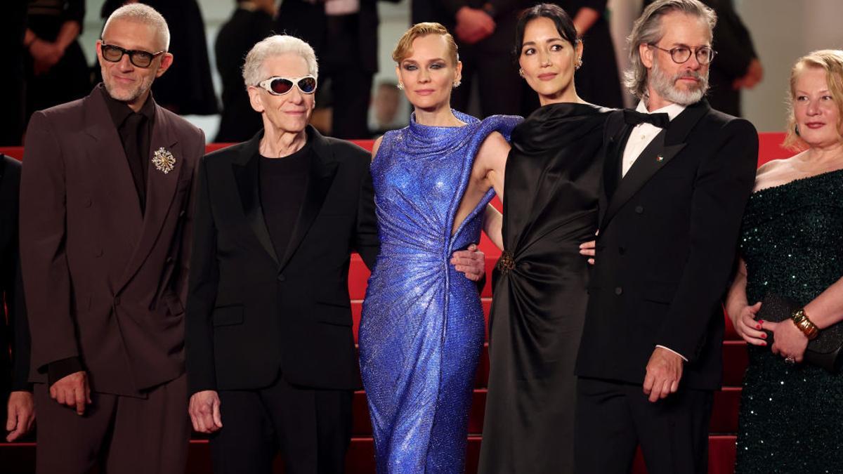 David Cronenberg con unas de sus míticas gafas de sol en la alfombra roja de 'The shrouds' en Cannes