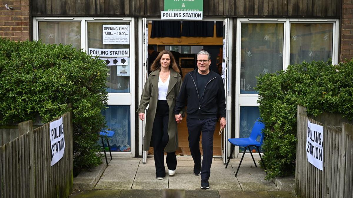 Keir Starmer y su esposa, Victoria, tras votar en las elecciones locales de Londres el 2 de mayo.