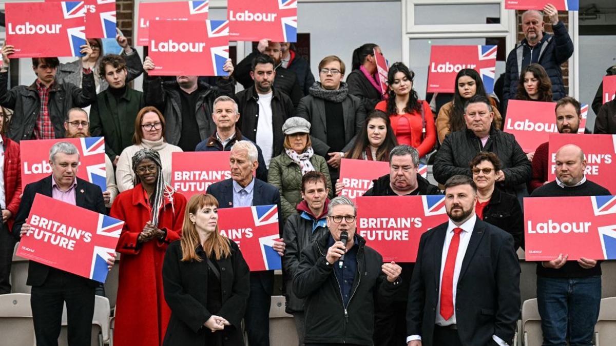 Keir Starmer junto a Angela Rayner, su número dos, el 3 de mayo en Blackpool, tras la victoria en las elecciones locales.