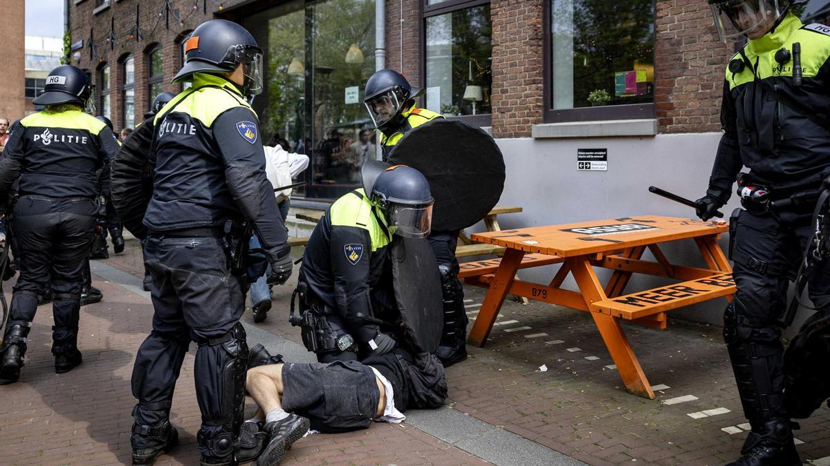 Miembros de la Unidad Móvil (ME) en las protestas de la Universidad de Amsterdam (UvA)