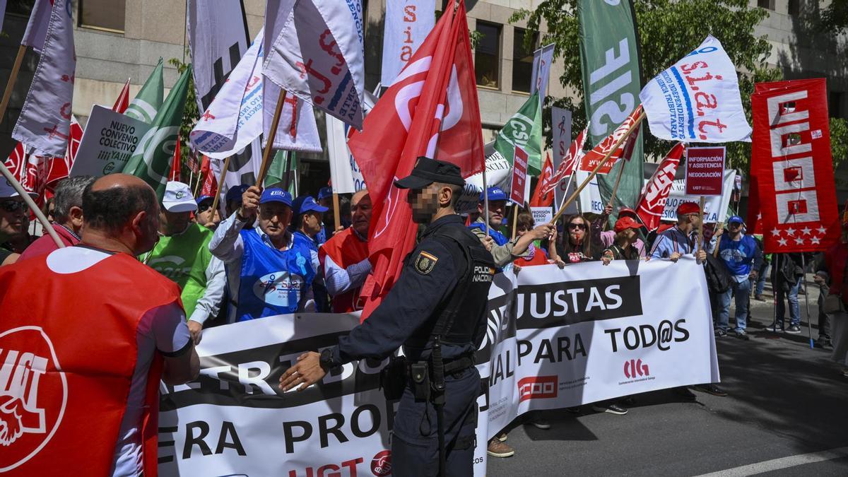 Los sindicatos elevan al Congreso la petición de reprobación del secretario de Hacienda en plena campaña de la renta