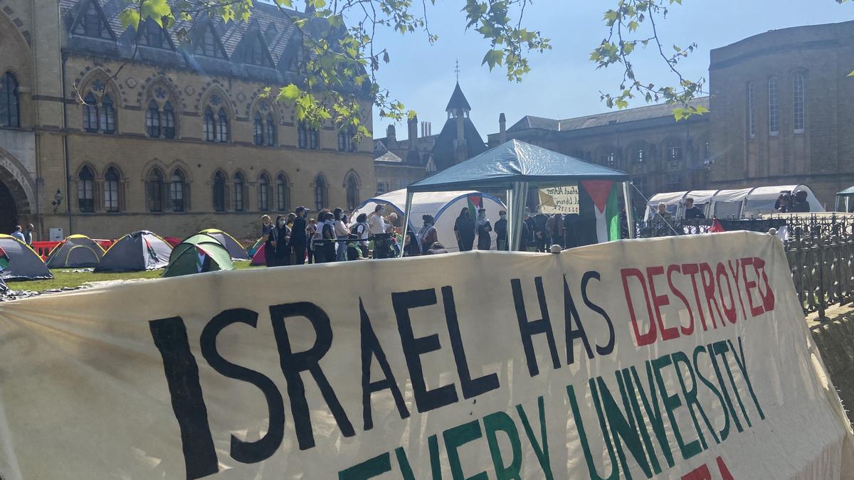 Estudiantes protestan para que la Universidad de Oxford corte relaciones con Rolls-Royce y Barclays por la guerra de Gaza