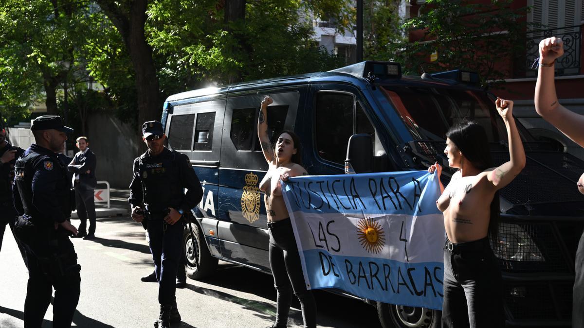 Varias activistas de Femen protestan ante la residencia del embajador argentino en Madrid este sábado donde está previsto que el presidente argentino, Javier Milei, mantenga una reunión con empresarios