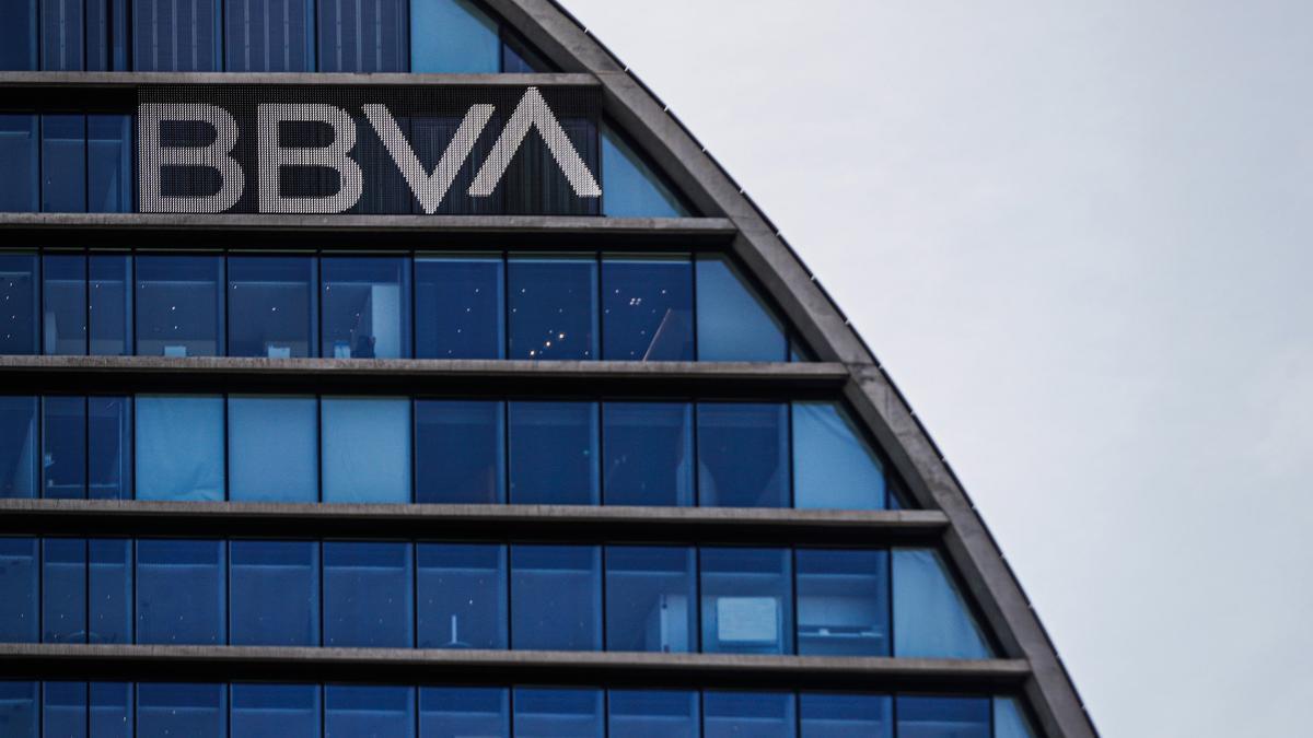 El BBVA hace oficial su opa hostil por el Banco Sabadell