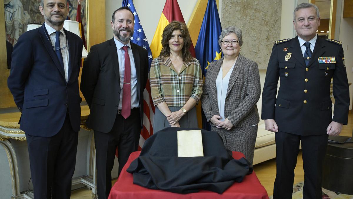 Imagen de la ceremonia de firma de devolución del tratado este miércoles en la residencia de la embajadora de España en Washington