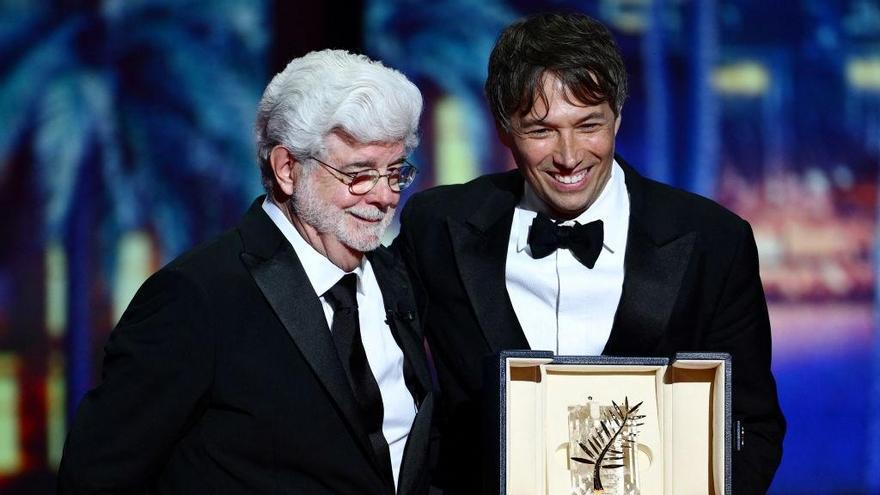 George Lucas entrega la Palma de Oro a Sean Bajer, por 'Anora'