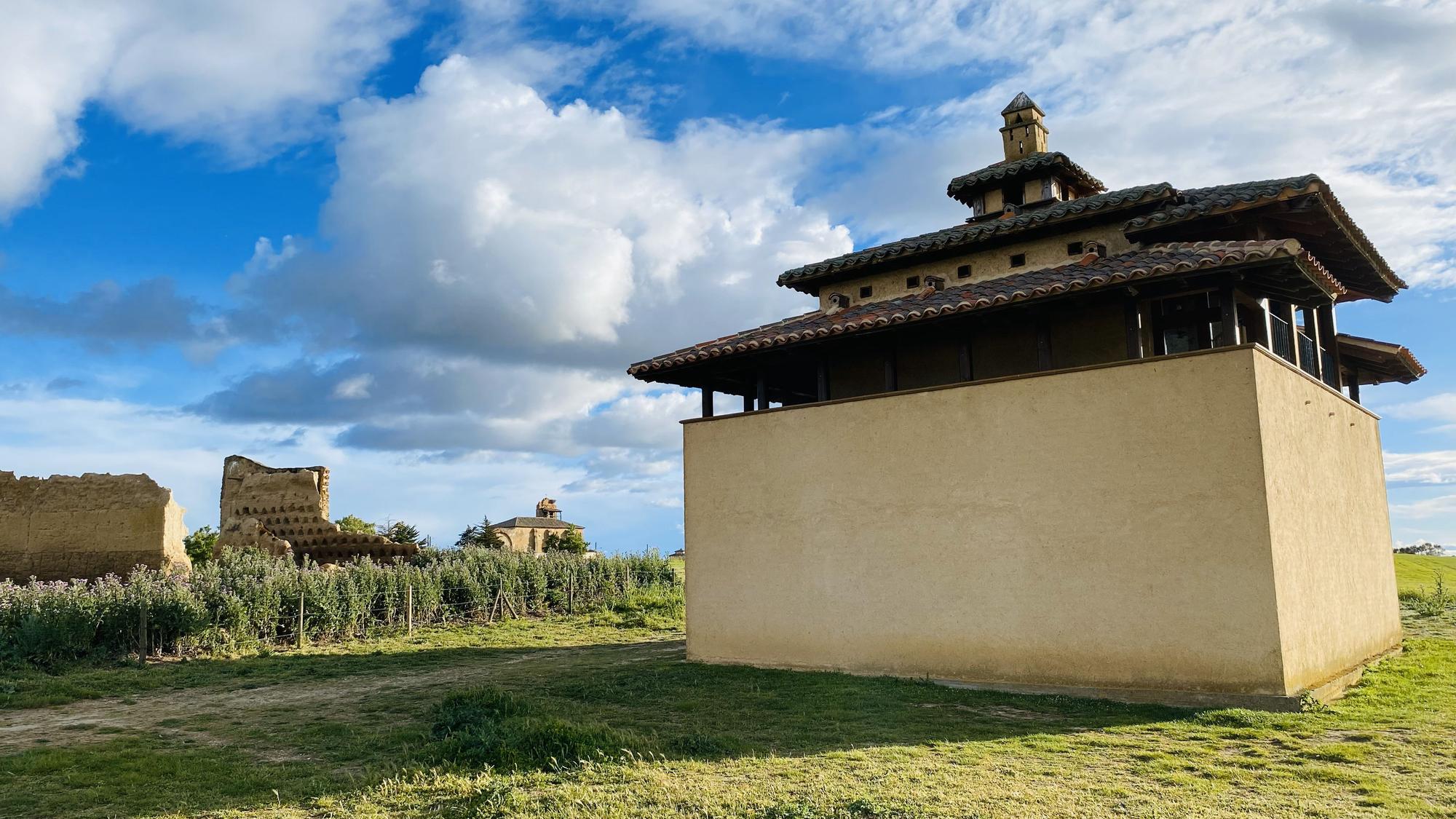 Palomar reconstruido para la observación de aves, con la iglesia de Otero de Sariegos en segundo término