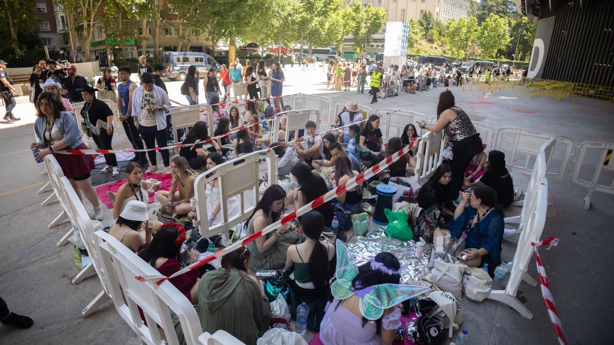 Ambiente previo al concierto de Taylor Swift alrededor del Santiago Bernabéu