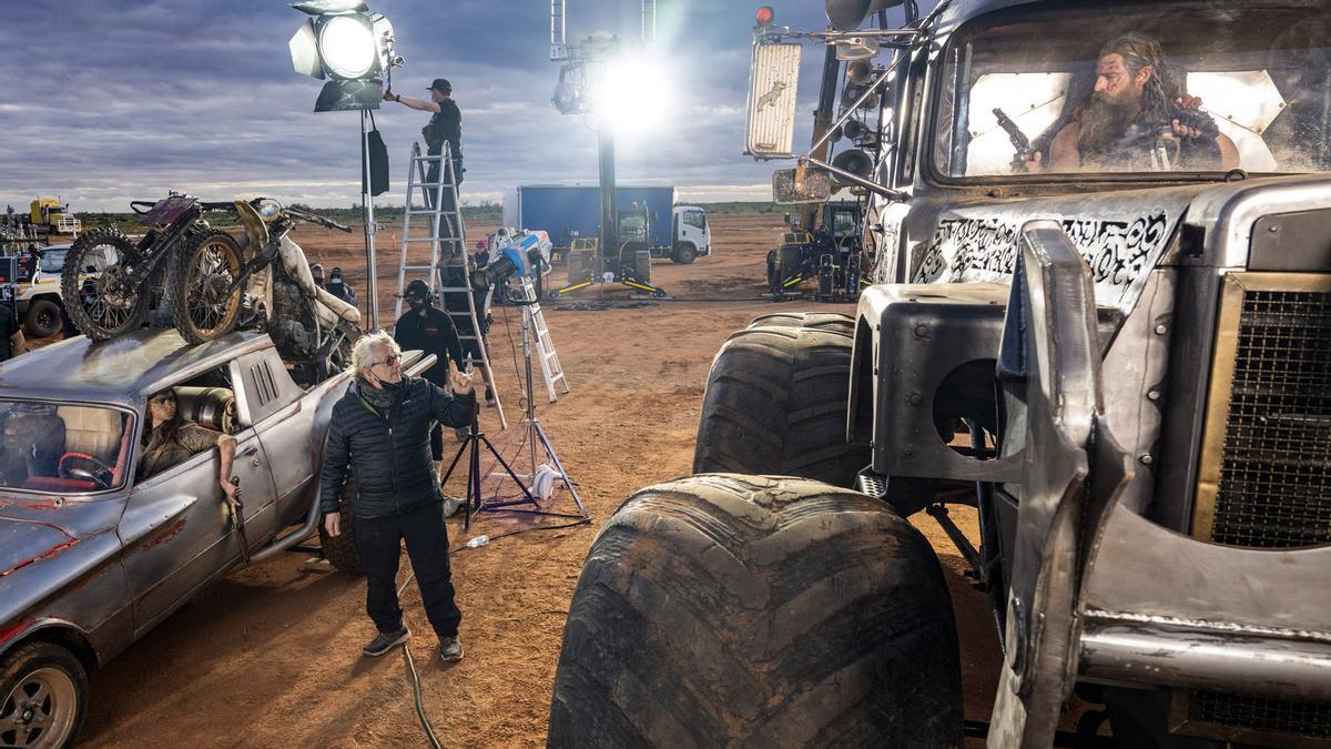 George Miller planificando una de las increíbles escenas de acción de 'Furiosa'