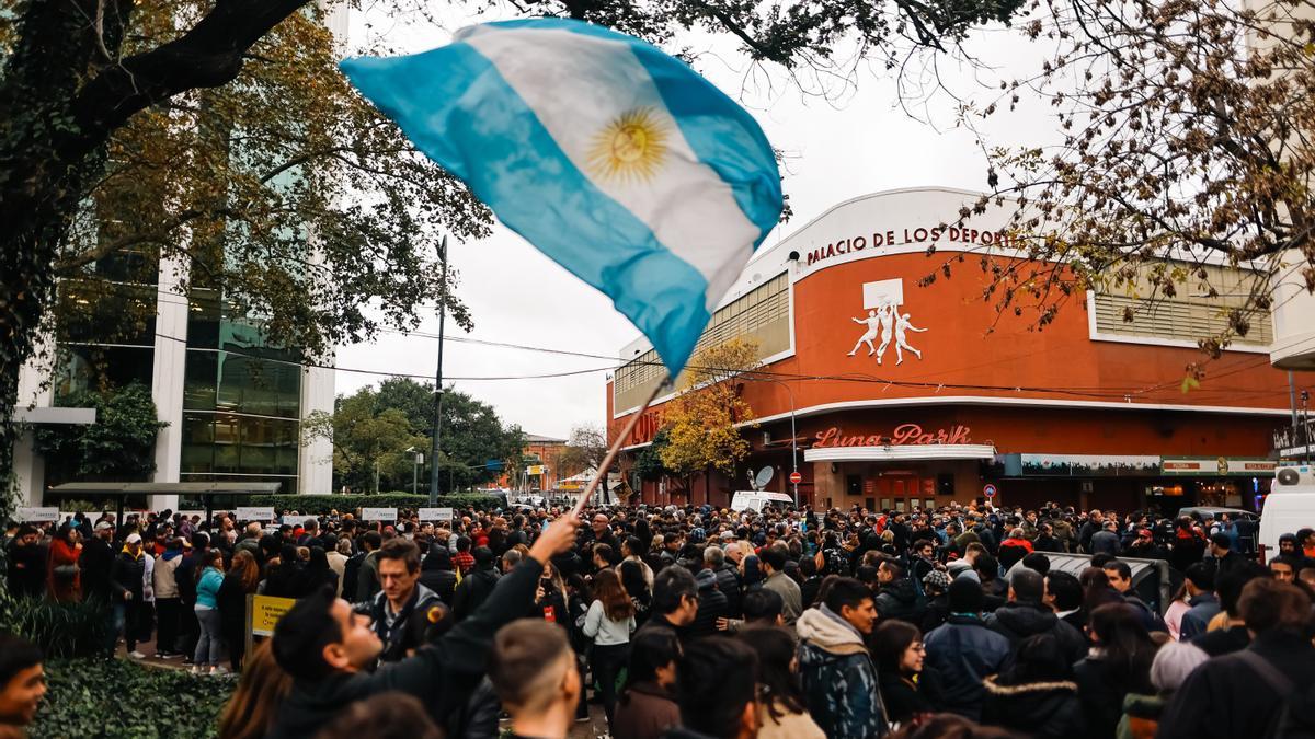 Milei profundiza la deriva de su realidad paralela con un multitudinario show en Buenos Aires