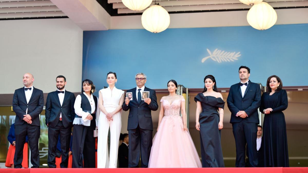 Mahsa Rostami, Soheila Golestani, Mohammad Rasoulof y el resto del equipo de 'The Seed Of The Sacred Fig' en la alfombra roja de Cannes