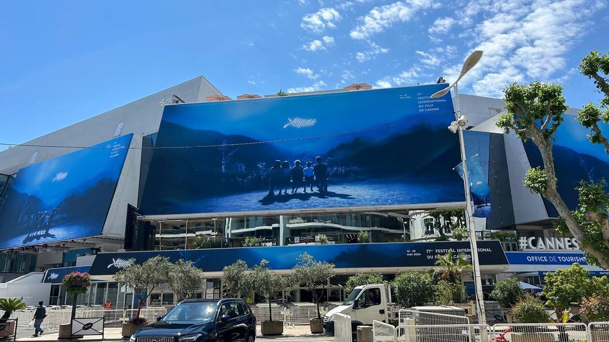 El Palais des festivals, sede del festival de Cannes, horas antes del comienzo de su 77 edición