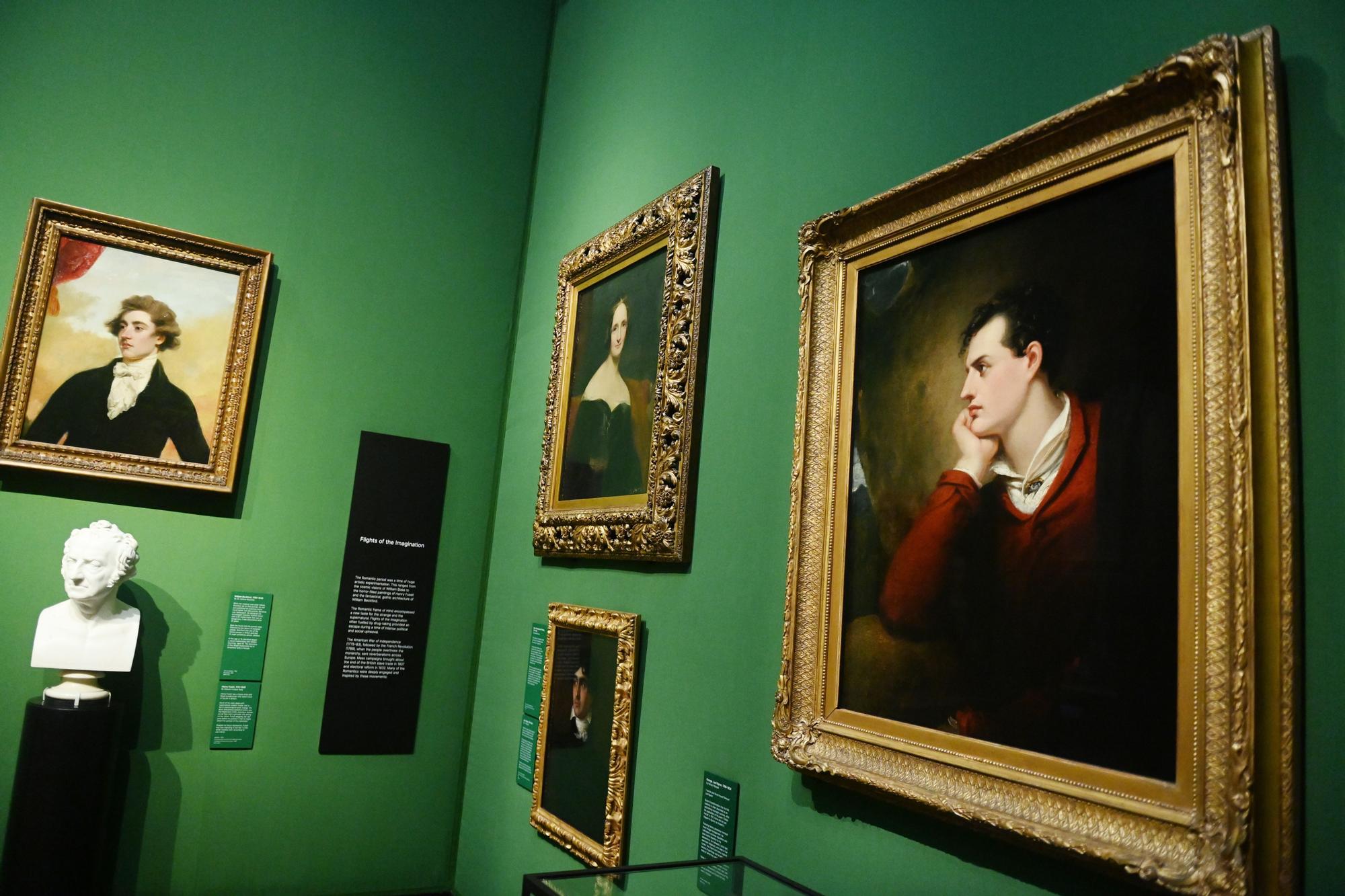 Retratos de Mary Shelley (centro, en grande), John William Polidori (centro, abajo) y de Lord Byron (derecha) en la The National Portrait Gallery de Londres