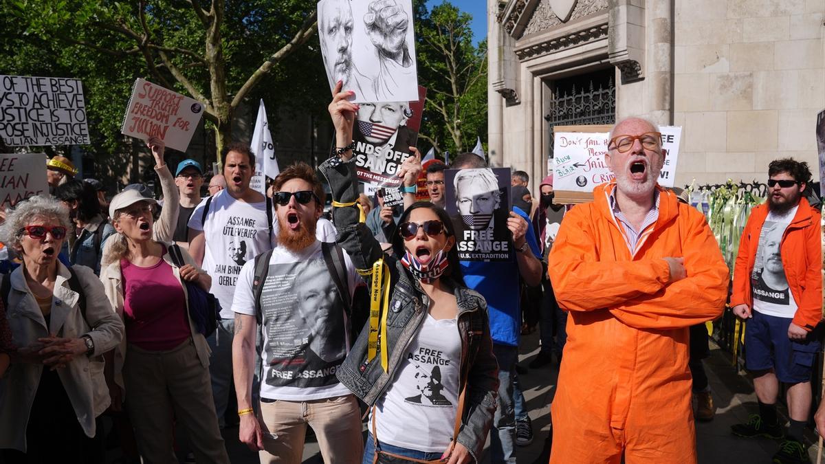 Un grupo de personas se manifiesta a favor de Julian Assange este lunes delante del tribunal de Londres que juzga su caso.