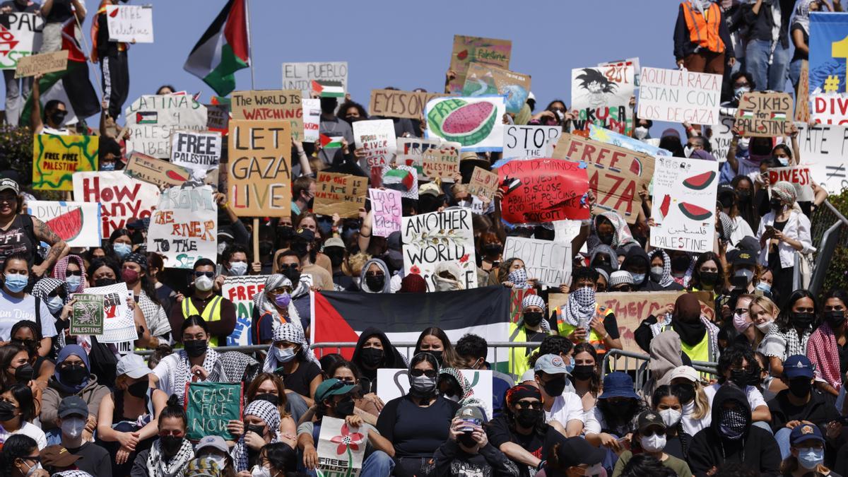 Concentración en en apoyo de los manifestantes propalestinos en el campamento del campus de la Universidad de California en Los Ángeles (UCLA)