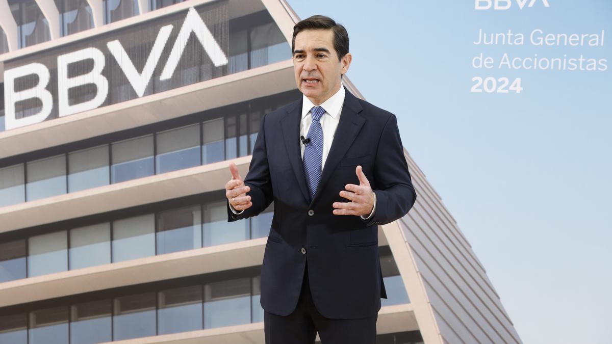 El presidente del BBVA reconoce que hará un recorte de empleo tras la fusión con Sabadell