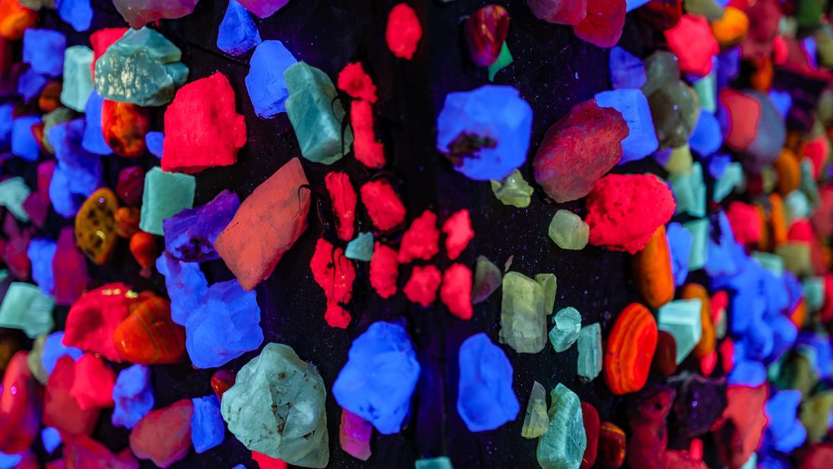 Detalle de los minerales que recubren la pirámide que recoge todo el espectro de colores