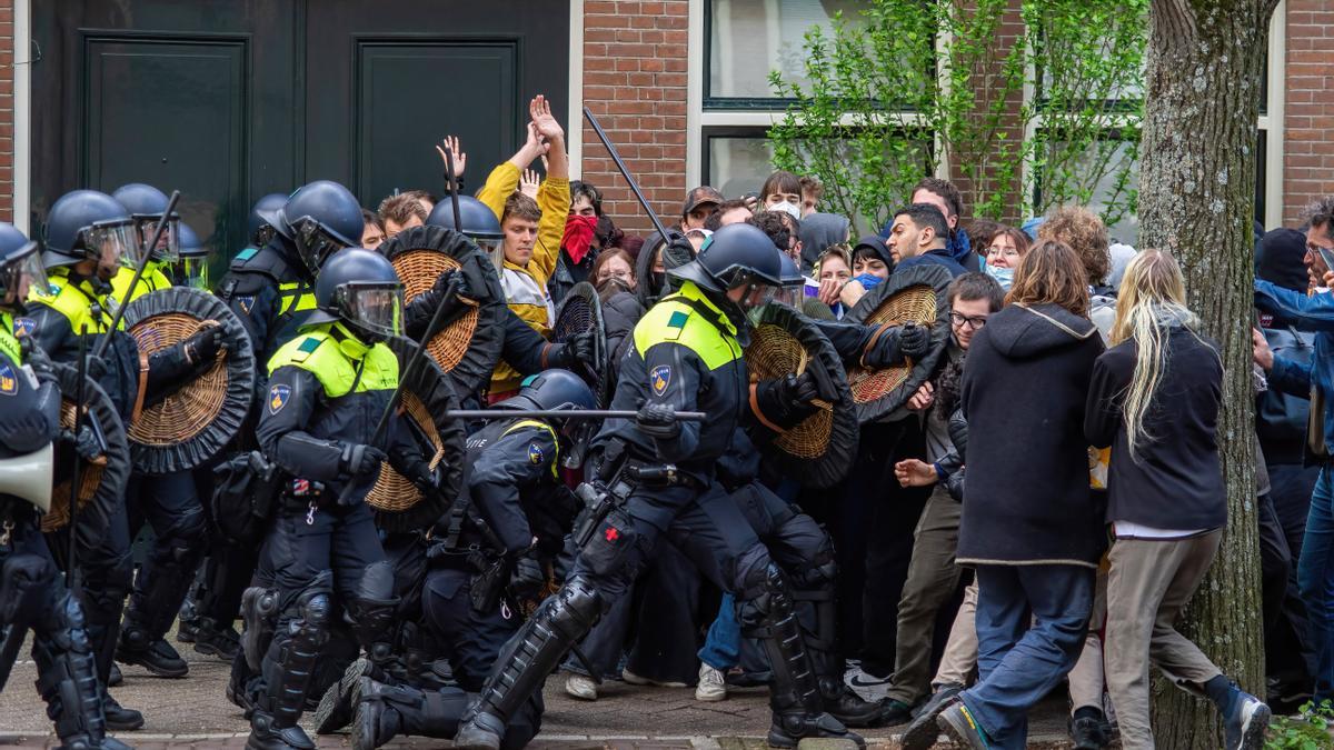 La policía carga contra un grupo de manifestantes que protestaban contra la guerra en Gaza en Amsterdam, a 8 de mayo