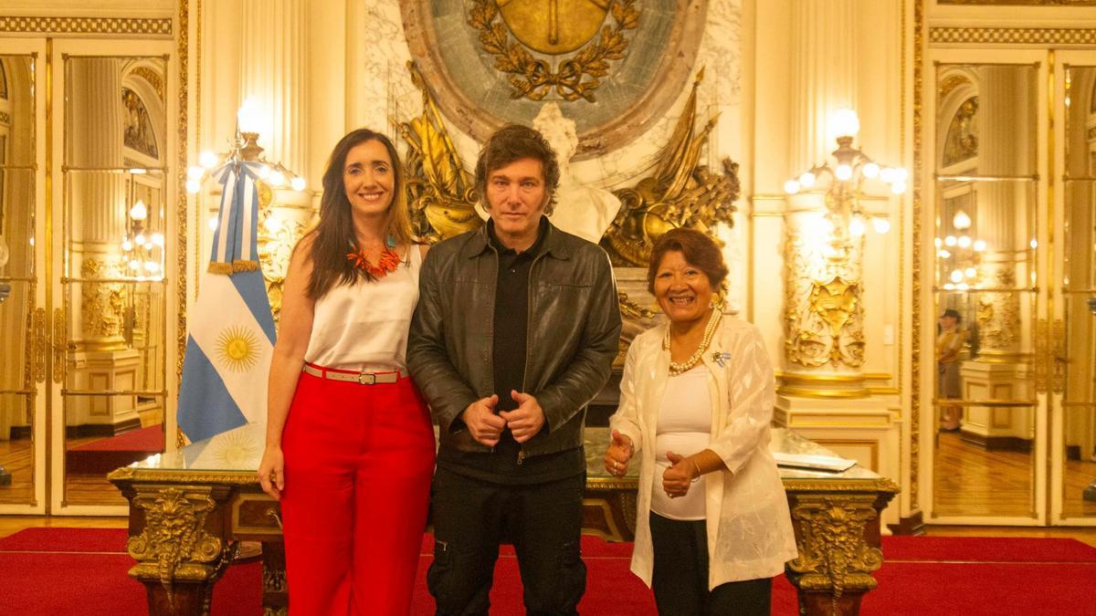 La senadora Vilma Bedia (derecha) junto a Javier Milei y Victoria Villarruel. A dos meses del escándalo sigue manteniendo a dos familiares entre sus colaboradores.